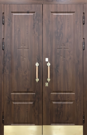 Двустворчатая стальная термодверь для храма с отбойниками и отделкой плитами МДФ Двустворчатая стальная термодверь для храма с отбойниками и отделкой плитами МДФ